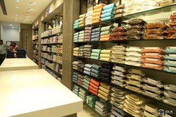 Raashi Khanna Launches Kasam Pullaiah Cloth Merchant in Warangal